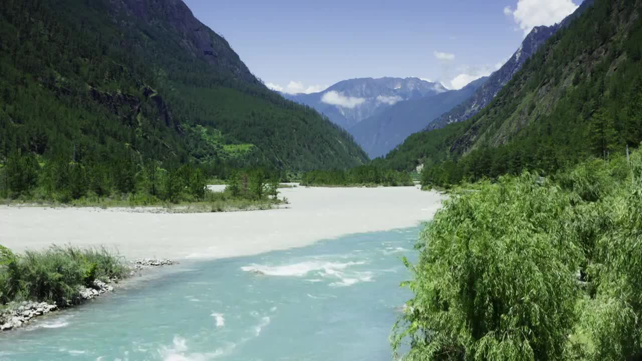 西藏灵芝地区的山谷河流视频素材