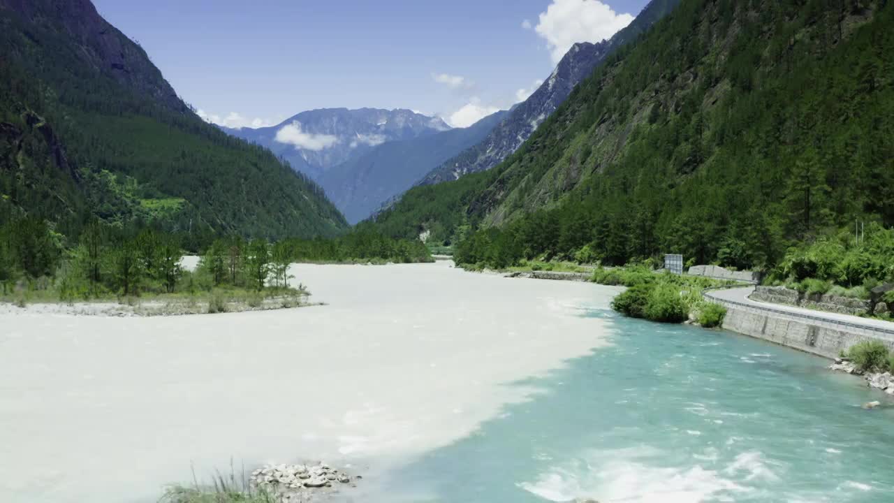 西藏灵芝地区的山谷河流视频素材