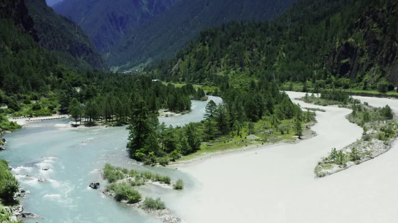 西藏灵芝地区的山谷河流视频素材