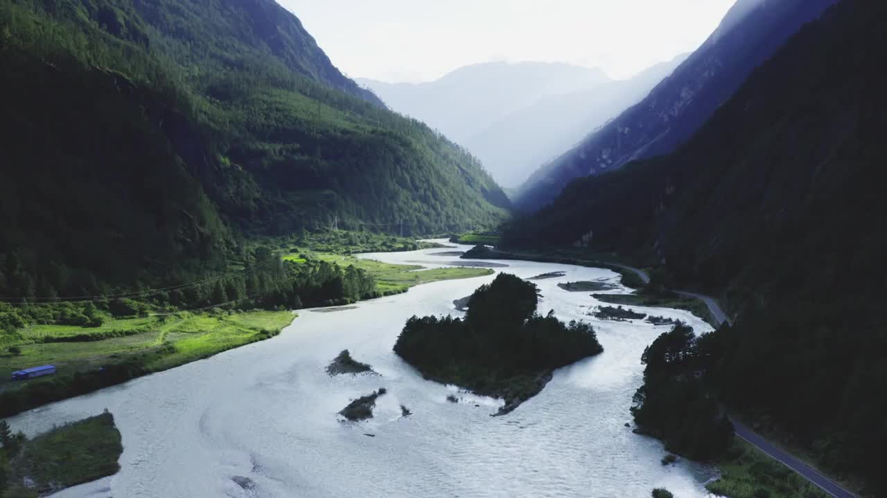 西藏灵芝地区的山谷河流视频素材