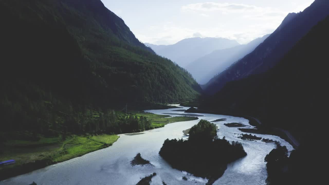 西藏灵芝地区的山谷河流视频素材