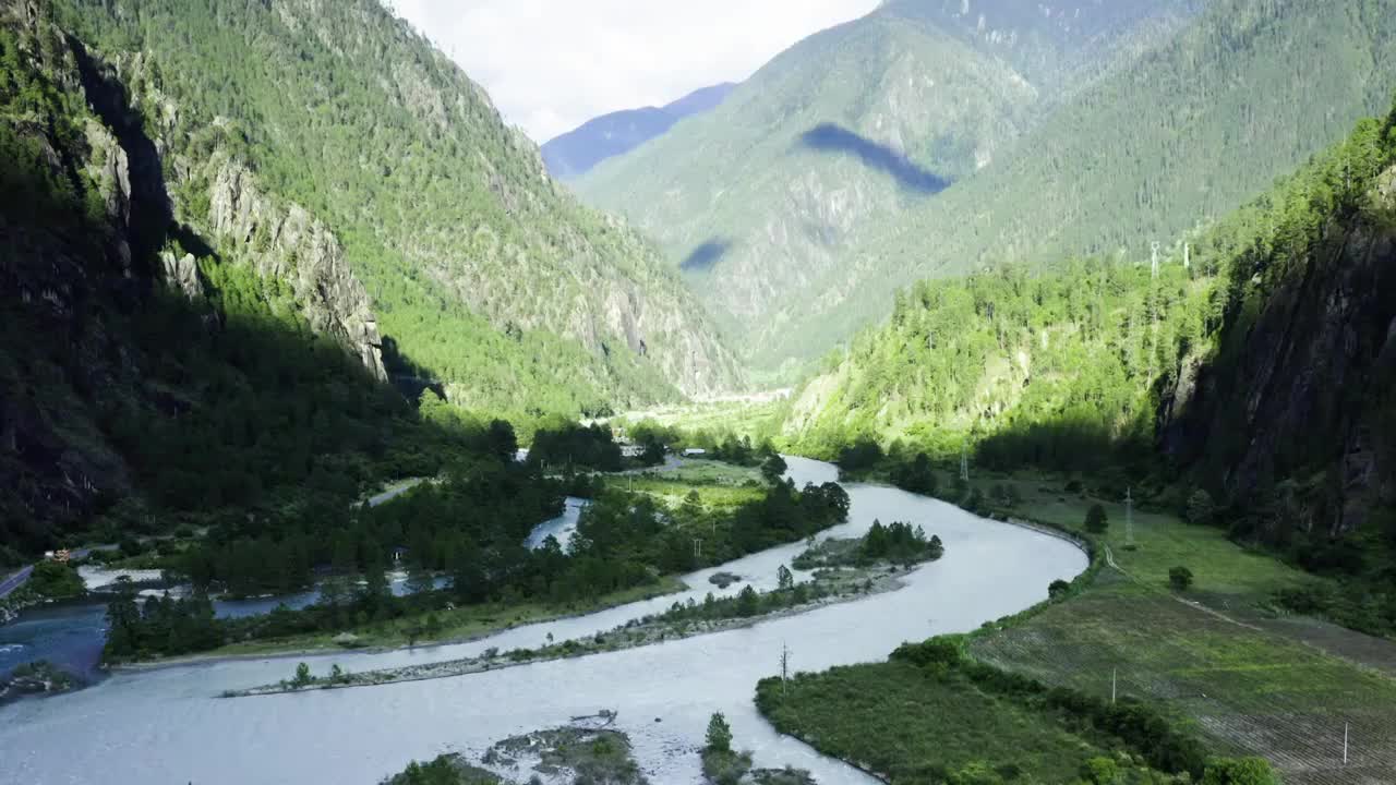 西藏灵芝地区的山谷河流视频素材