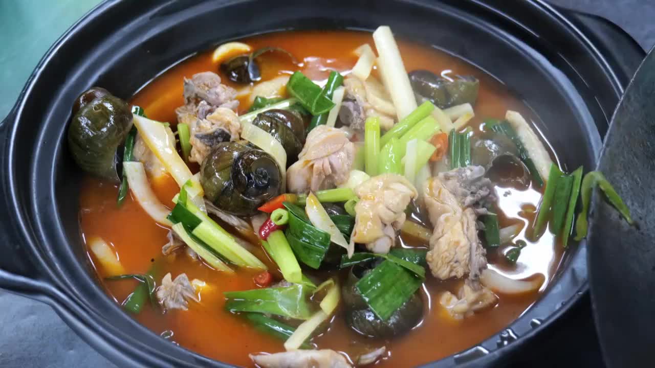 烹饪螺狮鸡 田螺鸡 农家土鸡煲视频素材