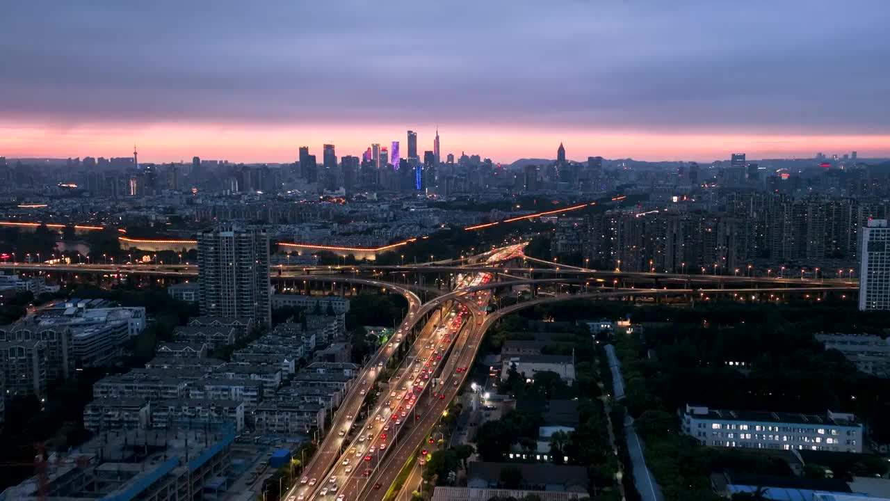 傍晚时分南京内环东线双桥门立交桥的车流和南京城市天际线航拍风光视频素材