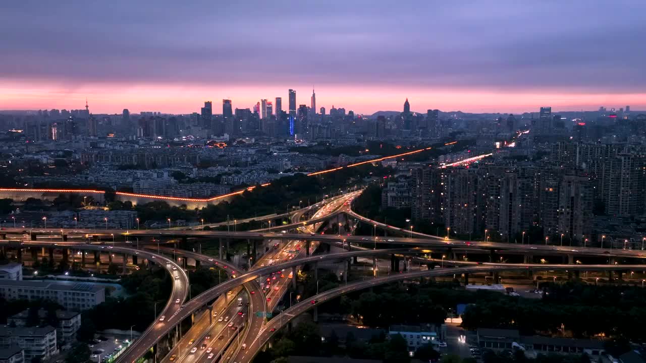 傍晚时分南京内环东线双桥门立交桥的车流和南京城市天际线航拍风光视频素材