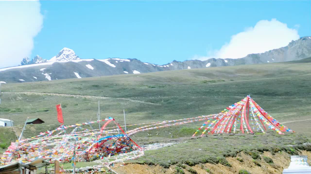 湛蓝天空下白马雪山垭口广阔无垠大草原视野无敌藏族经幡塔挂满五色风马旗民俗文化象征祈求平安吉祥扎西德勒视频素材