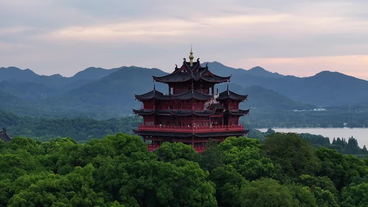 夕阳下的杭州城隍阁视频素材