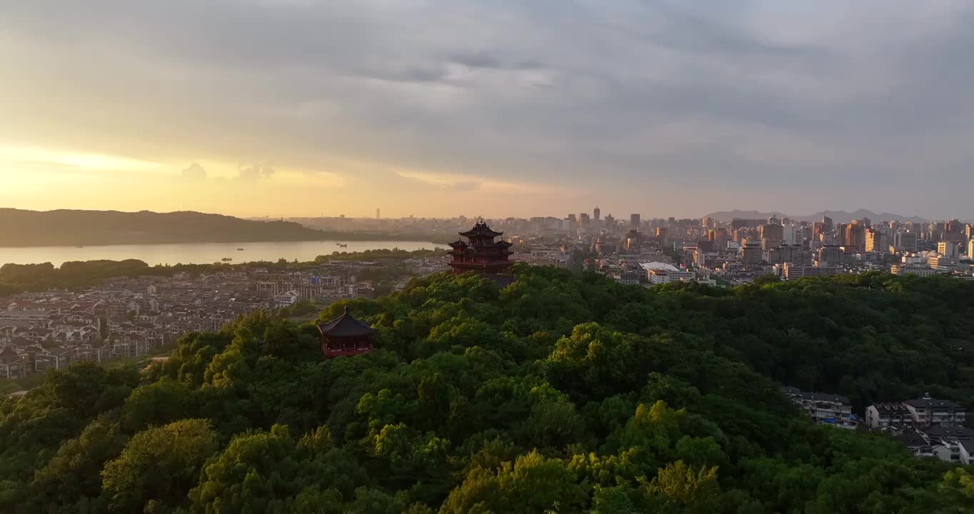 夕阳下的杭州城隍阁视频素材