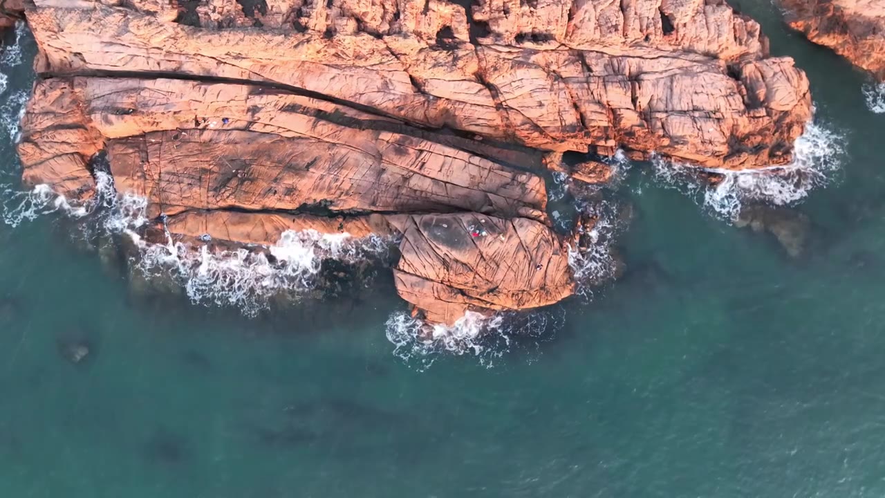 山东青岛海水怕打着海岸边的礁石视频素材画面2