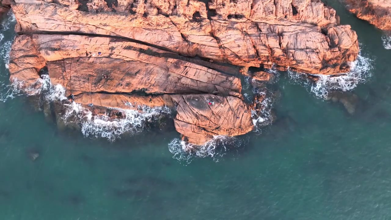 山东青岛海水怕打着海岸边的礁石视频素材画面3