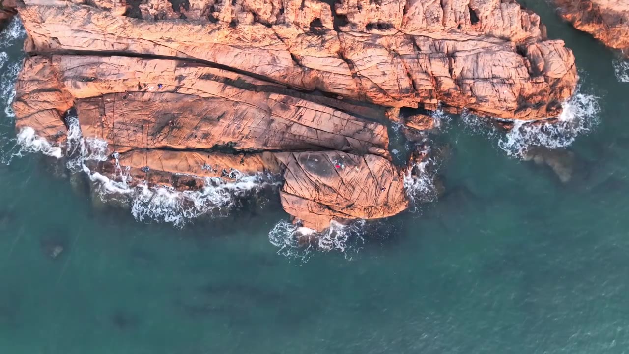 山东青岛海水怕打着海岸边的礁石视频素材画面4