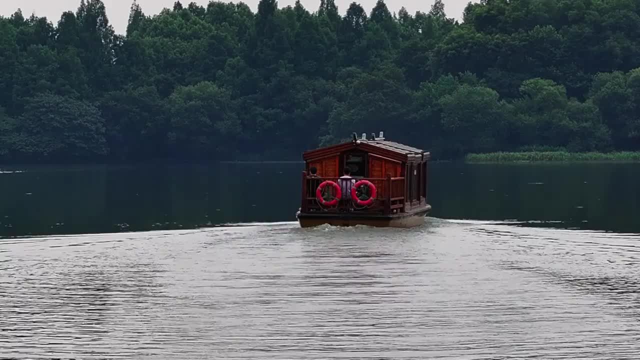 中国杭州西湖风景名胜区游船视频素材