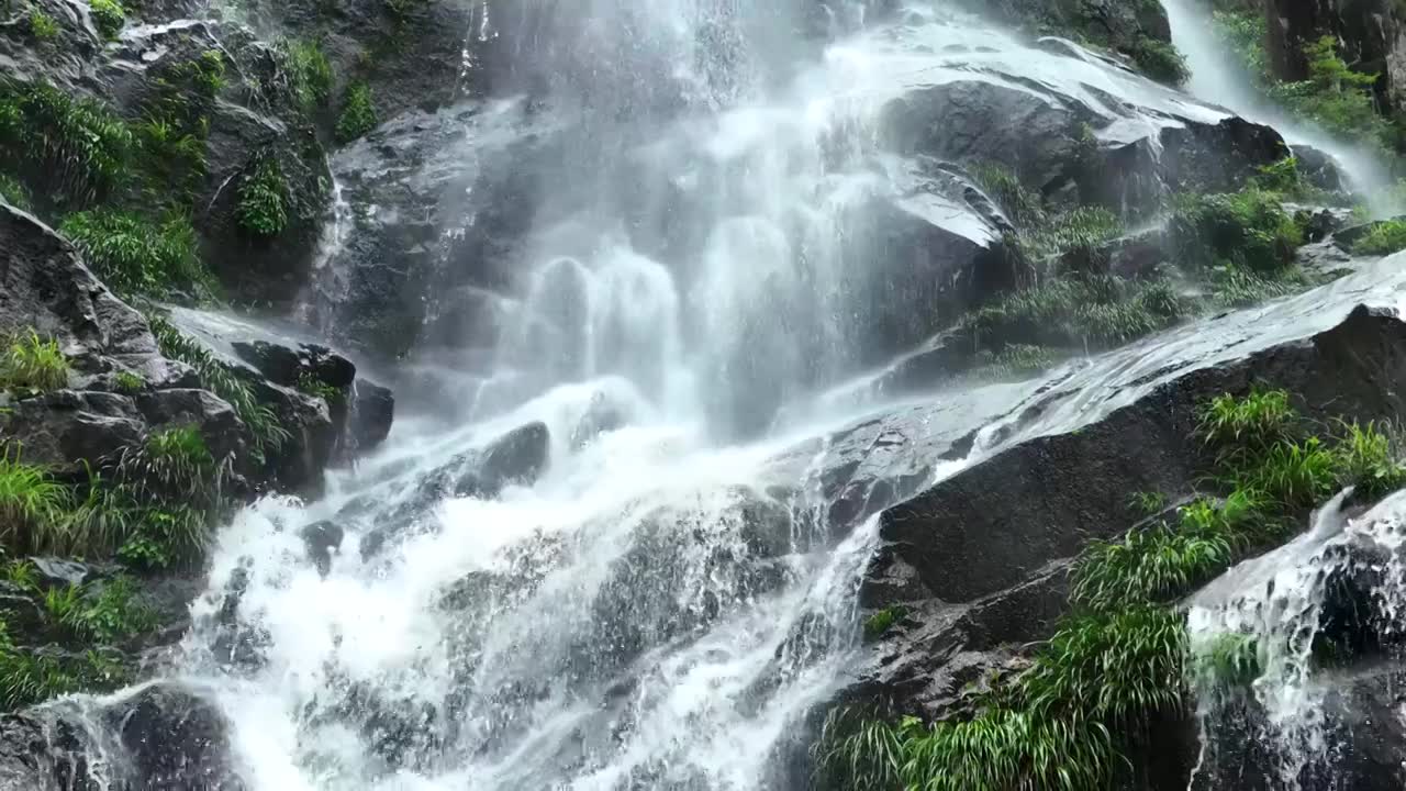 慢镜头航拍户外瀑布水流浪花景观视频素材画面1