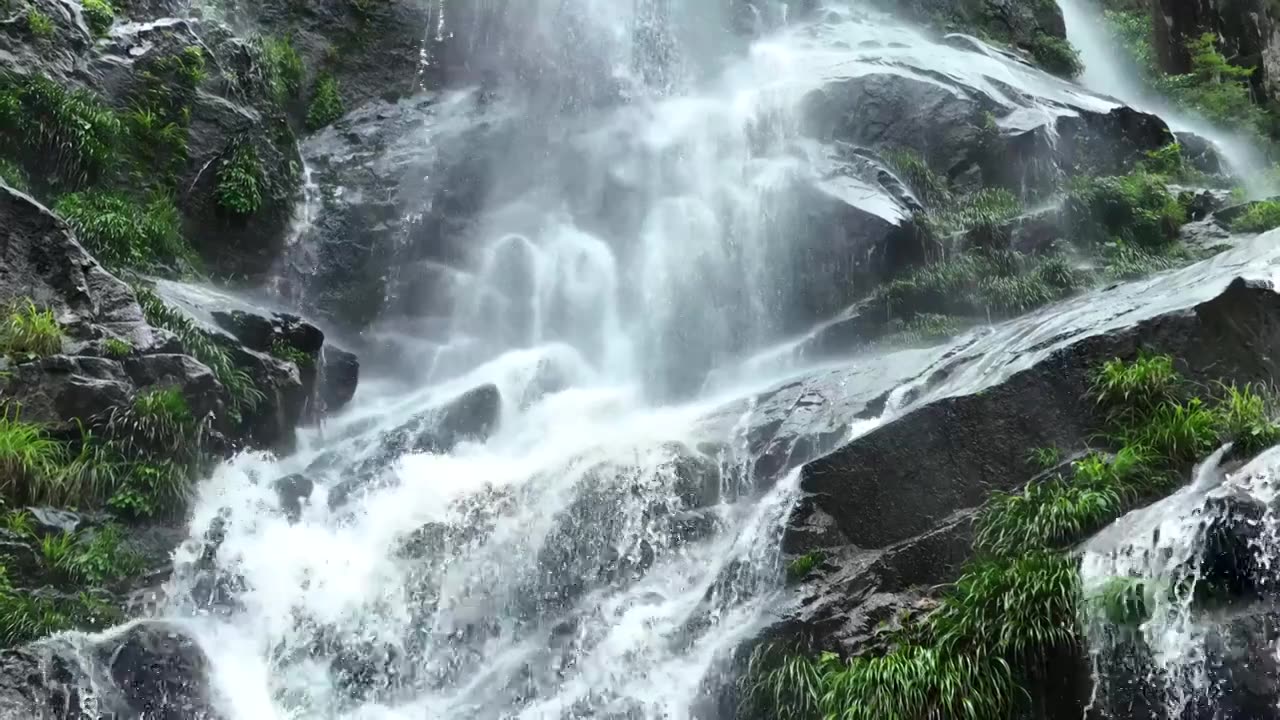 慢镜头航拍户外瀑布水流浪花景观视频素材画面2