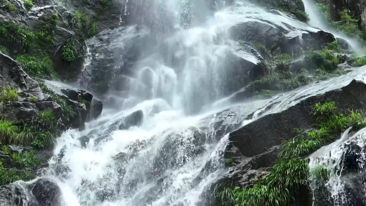 慢镜头航拍户外瀑布水流浪花景观视频素材画面4