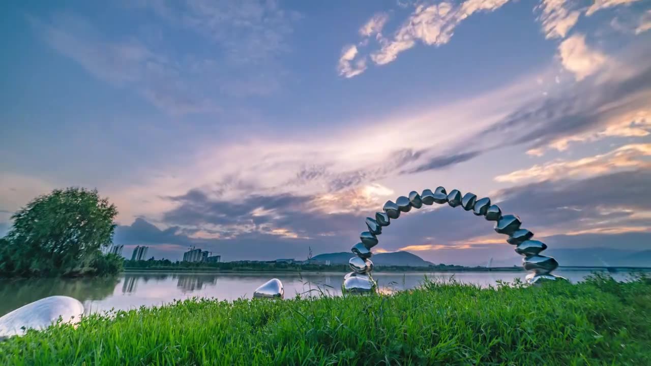 河流边的火烧云视频素材画面1