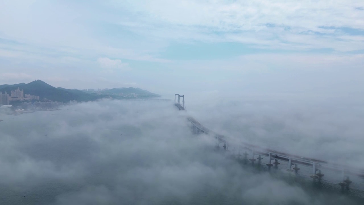 大连星海湾跨海大桥平流雾奇观视频素材