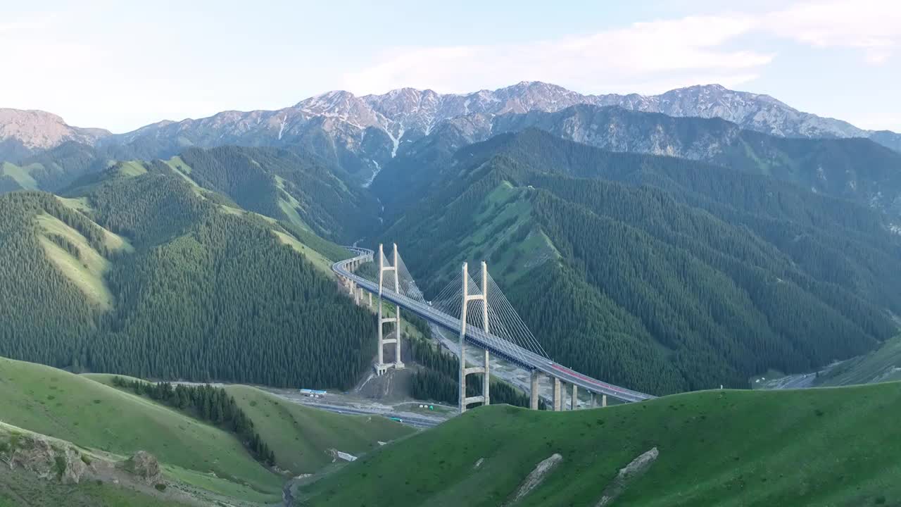 果子沟大桥 基建 交通 雪山大桥 新疆视频素材