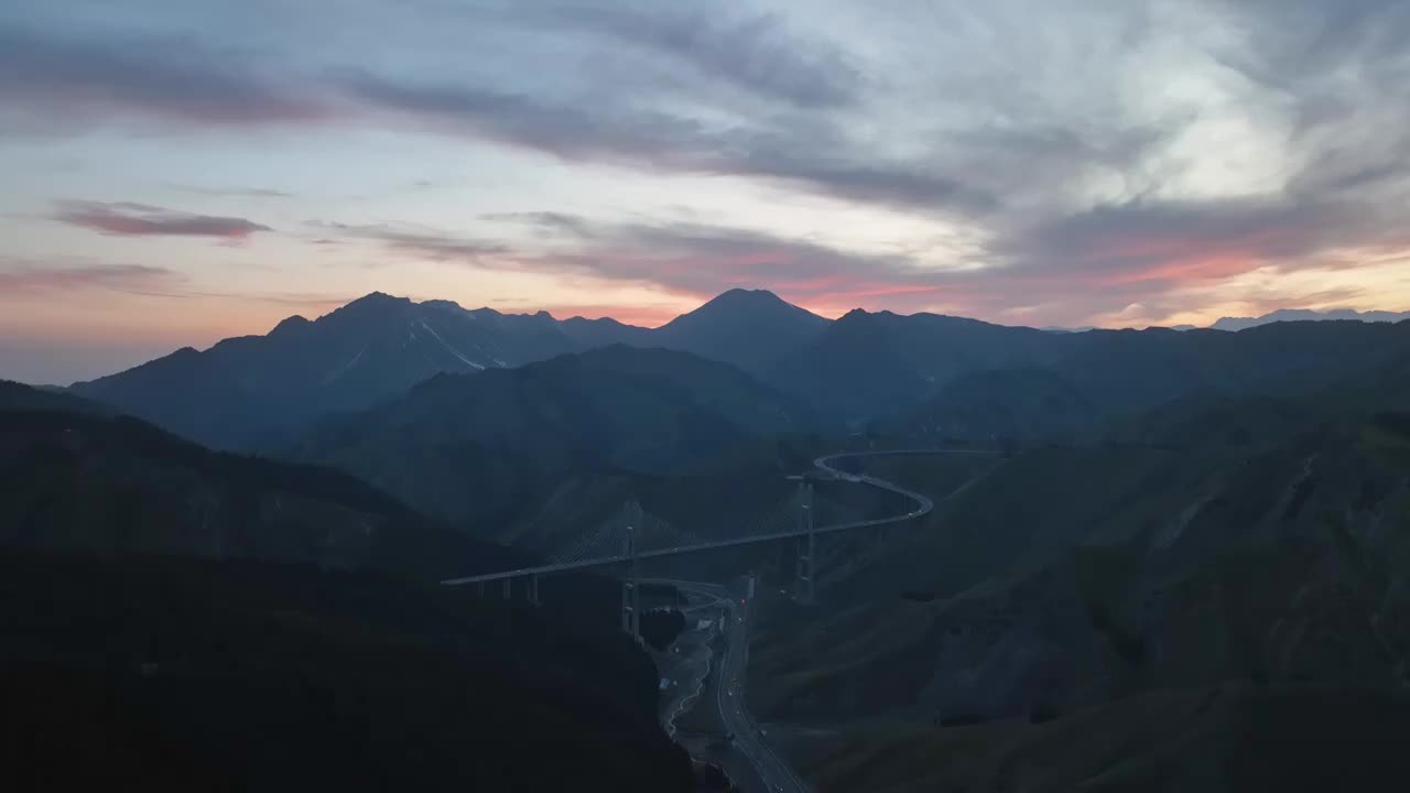 新疆基建交通果子沟大桥日落雪山大桥视频素材