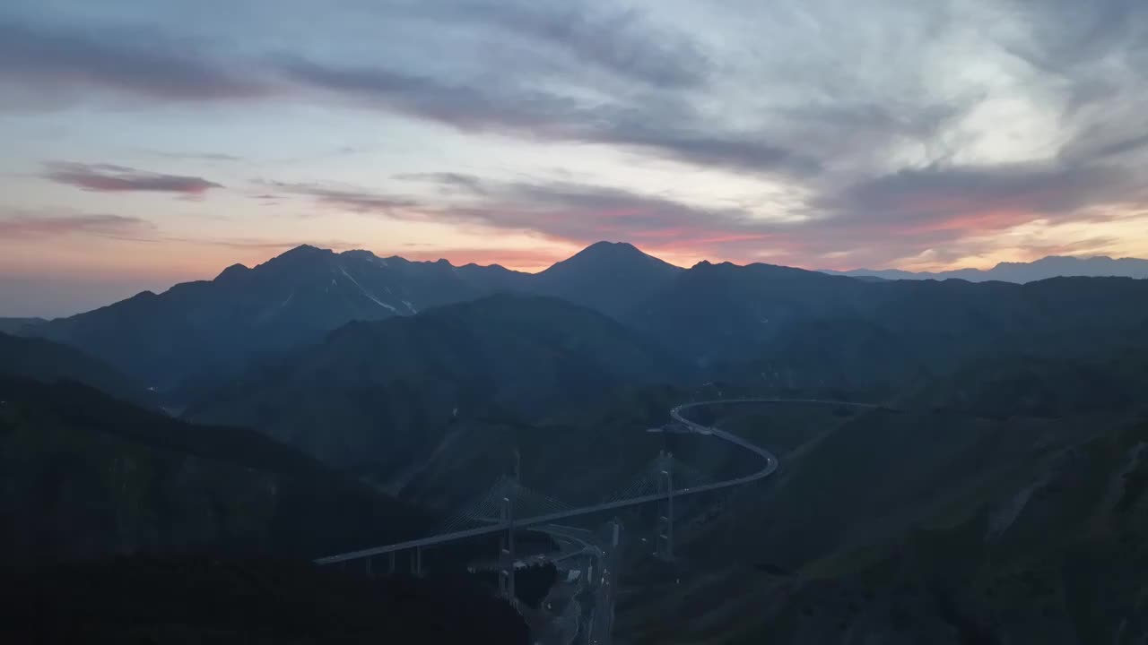 新疆基建交通果子沟大桥日落雪山大桥视频素材