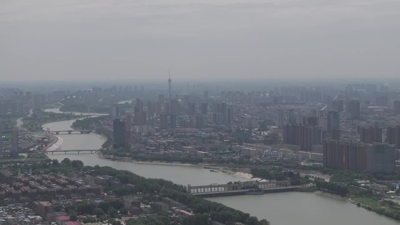 高视角航拍周口西城区沙颍河大闸片区城市大景 色彩模式d-log m视频素材