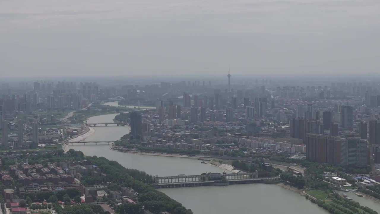 高视角航拍周口西城区沙颍河大闸片区城市大景 色彩模式d-log m视频素材