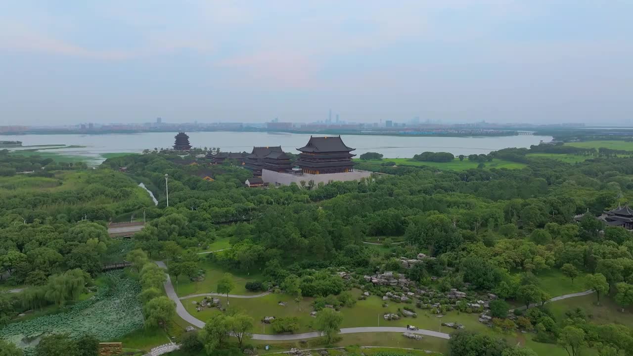 苏州园区阳澄湖半岛重元寺与莲池湖公园视频素材