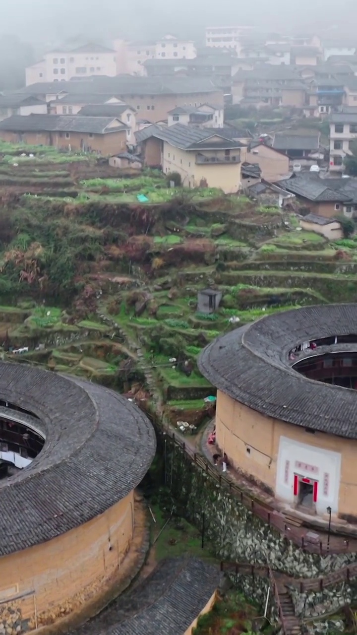 土楼群，初溪土楼群，福建土楼，航拍文化遗产，圆形与方型的建筑视频素材