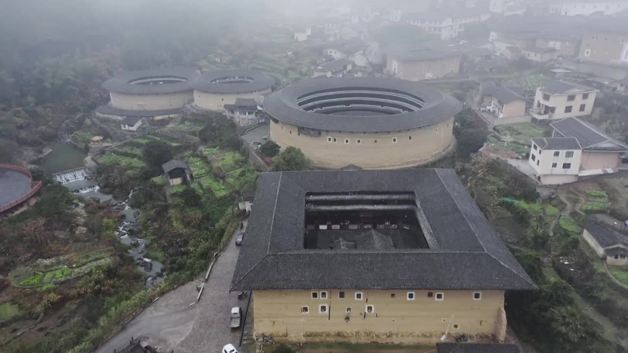 土楼群，初溪土楼群，福建土楼，航拍文化遗产，圆形与方型的建筑视频素材