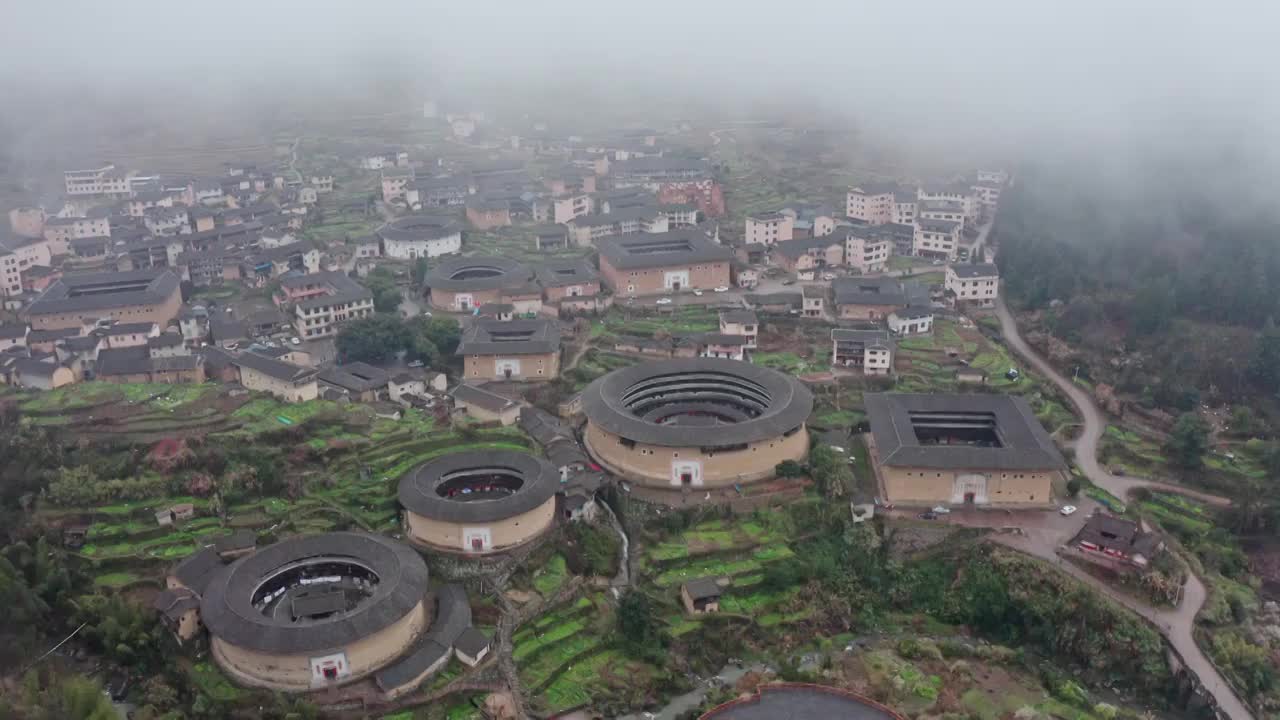 土楼群，初溪土楼群，福建土楼，航拍文化遗产，圆形与方型的建筑视频素材