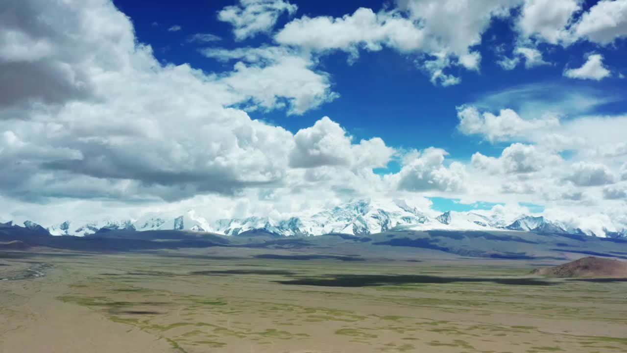 西藏阿里地区的西夏巴马山脉航拍视频素材