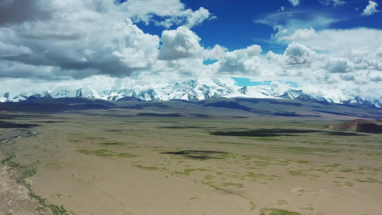 西藏阿里地区的西夏巴马山脉航拍视频素材