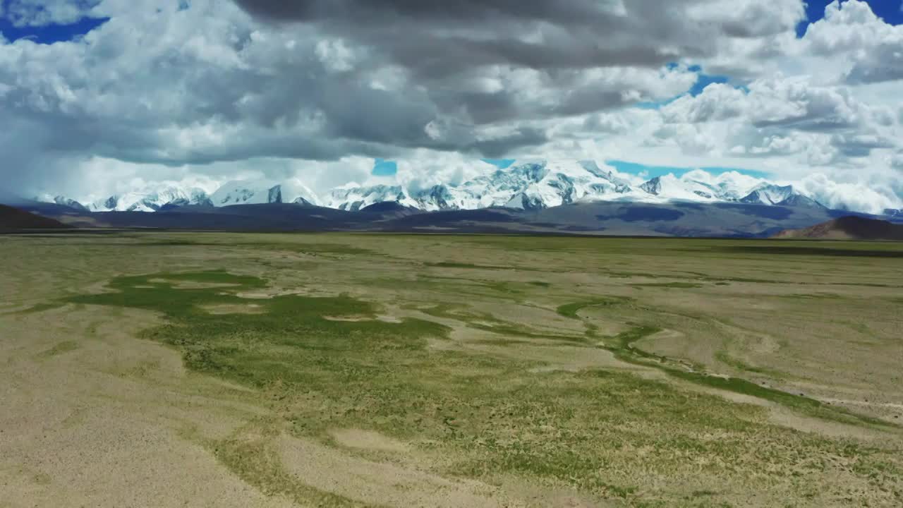 西藏阿里地区的西夏巴马山脉航拍视频素材