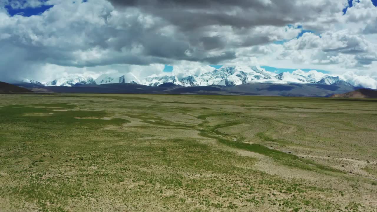 西藏阿里地区的西夏巴马山脉航拍视频素材