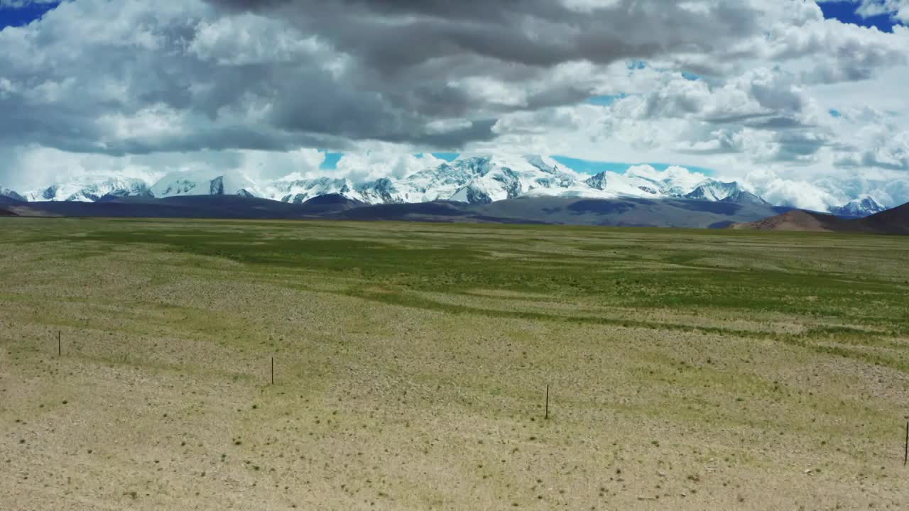 西藏阿里地区的西夏巴马山脉航拍视频素材