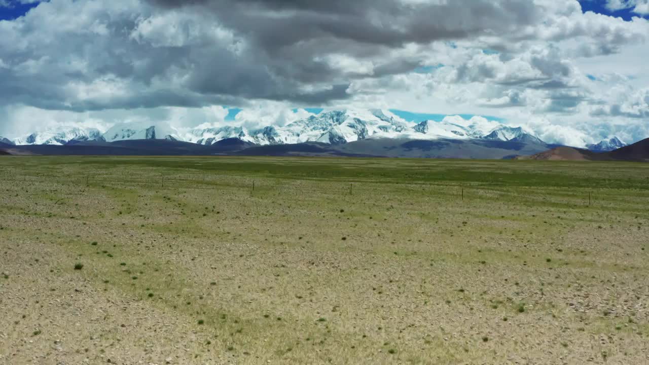 西藏阿里地区的西夏巴马山脉航拍视频素材