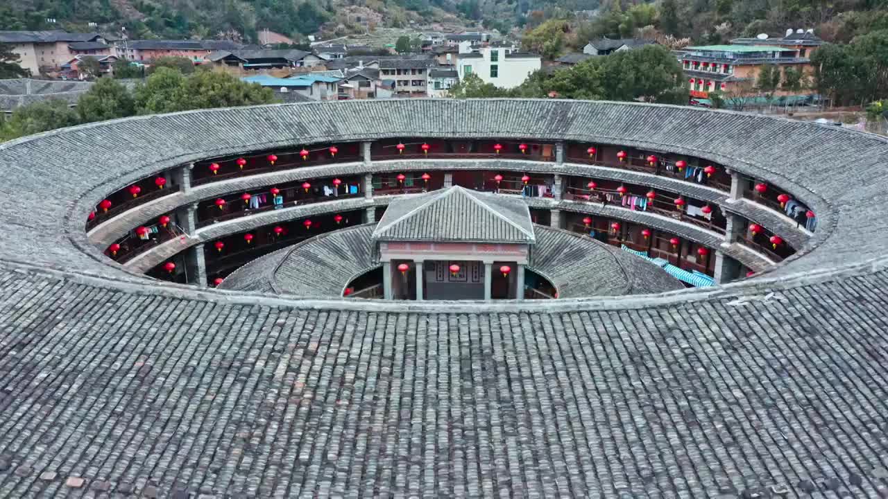 永定土楼，福建土楼群，洪坑土楼，土楼的航拍视角视频素材