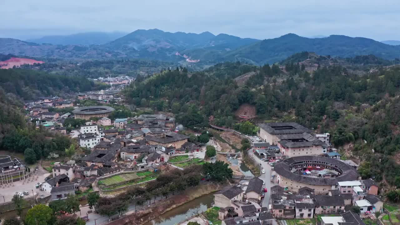 永定土楼，福建土楼群，洪坑土楼，土楼的航拍视角视频素材