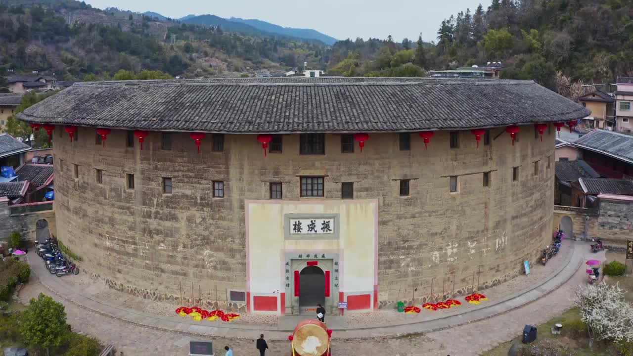 永定土楼，福建土楼群，洪坑土楼，土楼的航拍视角视频素材