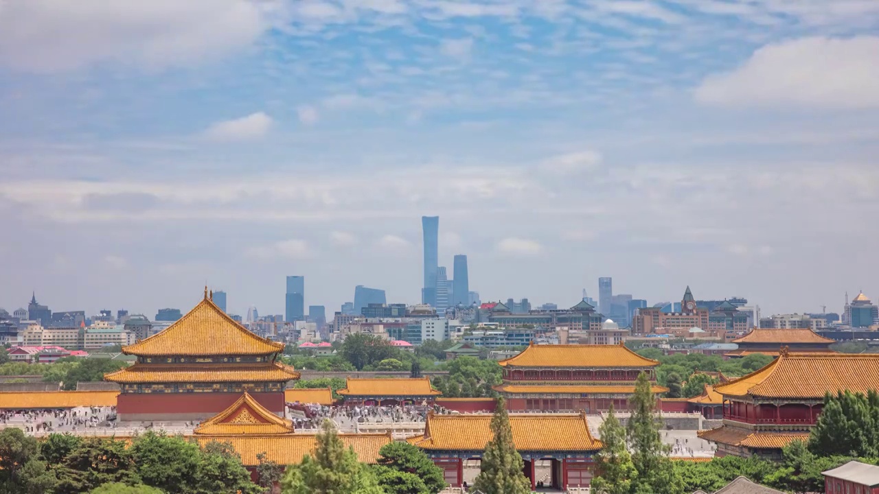 夏天暑假期间蓝天白云下的北京故宫和国贸CBD云海交错运动城市风光视频素材