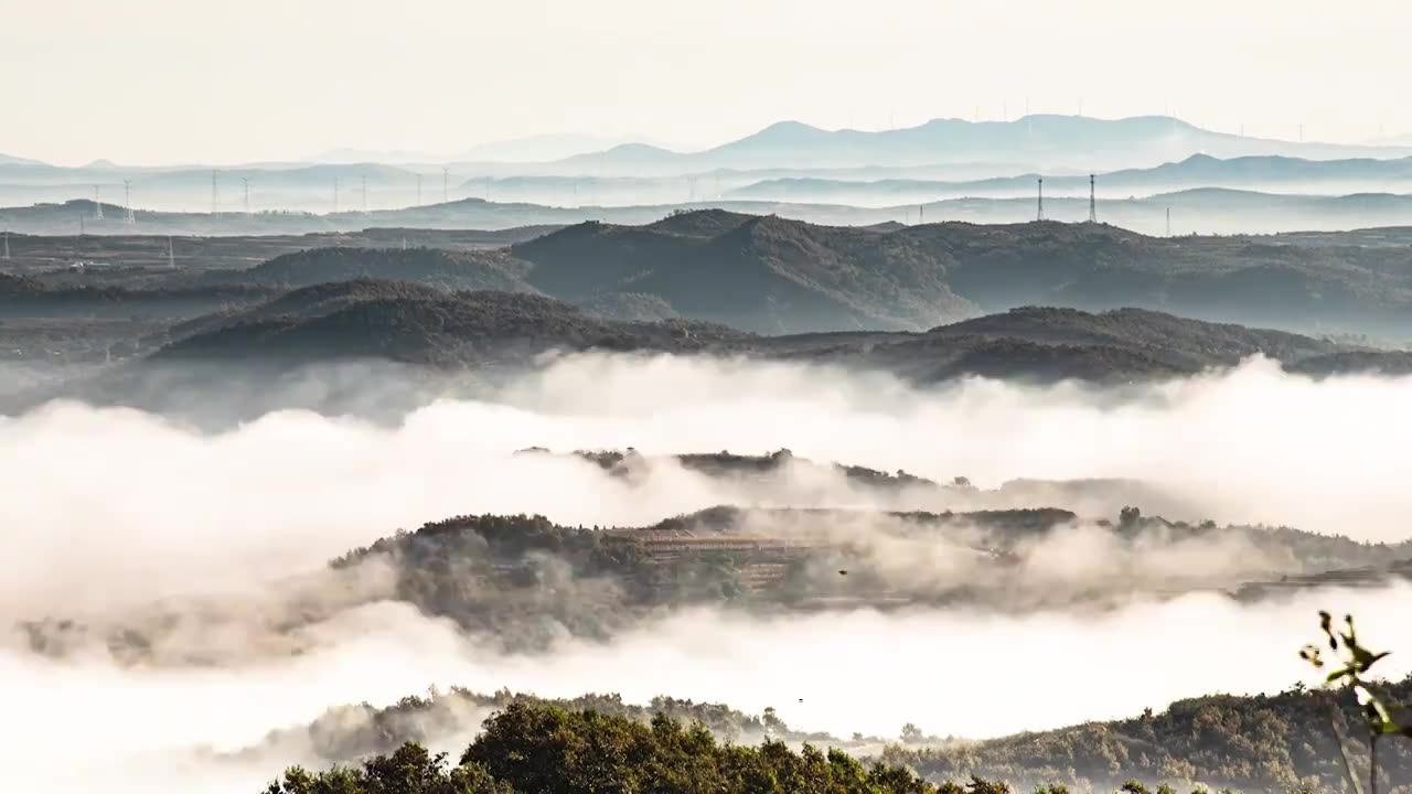 大美山川云雾妖娆的延时摄影视频素材画面1