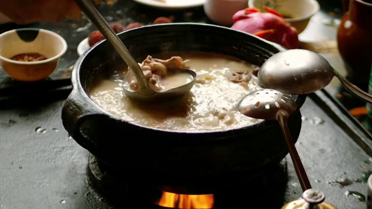 滚烫石锅鸡火锅沸腾滚烫原汁原味藏鸡煲川藏地区家常菜谱汽锅鸡舌尖上的美味秘制火锅香气诱人私房菜馆风味视频素材