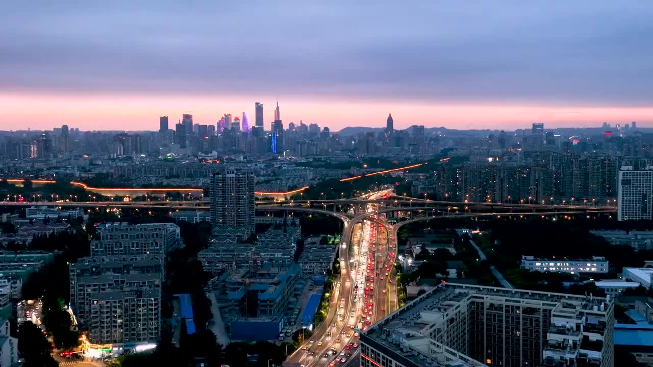 傍晚时分南京内环东线双桥门立交桥的车流和南京城市天际线航拍风光视频素材