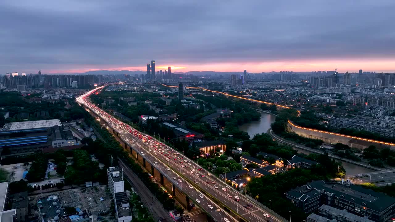 晚霞下的南京内环南线车流和南京城市天际线航拍风光视频素材