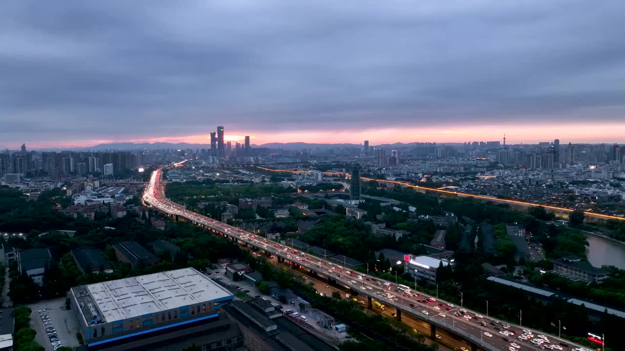 晚霞下的南京内环南线车流和南京城市天际线航拍风光视频素材