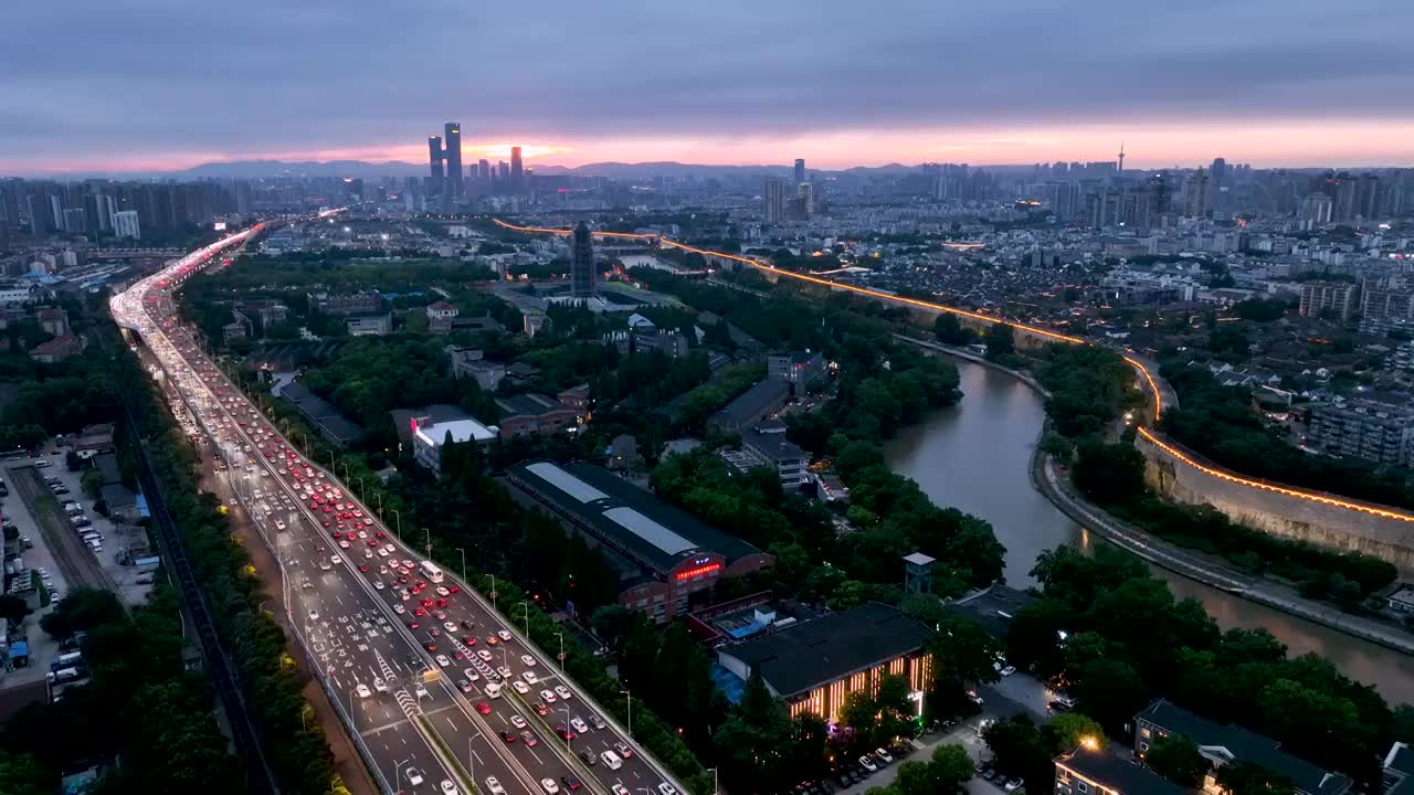 晚霞下的南京内环南线车流和南京城市天际线航拍风光视频素材