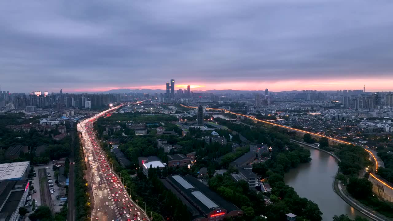 晚霞下的南京内环南线车流和南京城市天际线航拍风光视频素材