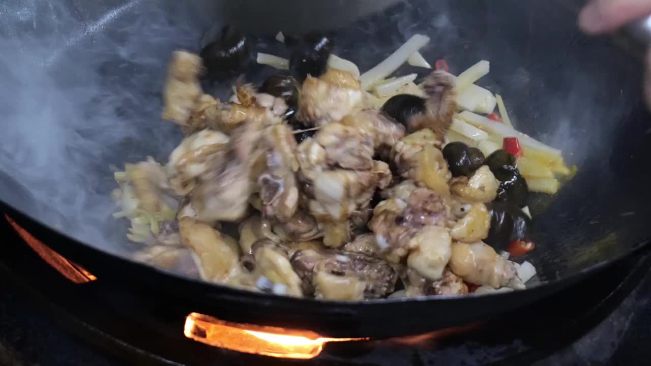 烹饪螺狮鸡 田螺鸡 农家土鸡煲 酸笋螺狮鸡视频素材