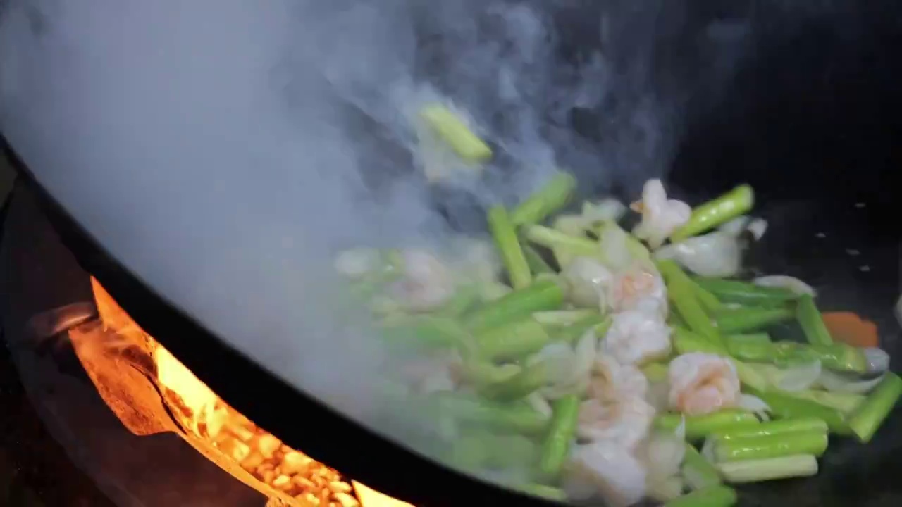 中餐烹饪 芦笋炒虾仁 炒虾仁视频素材