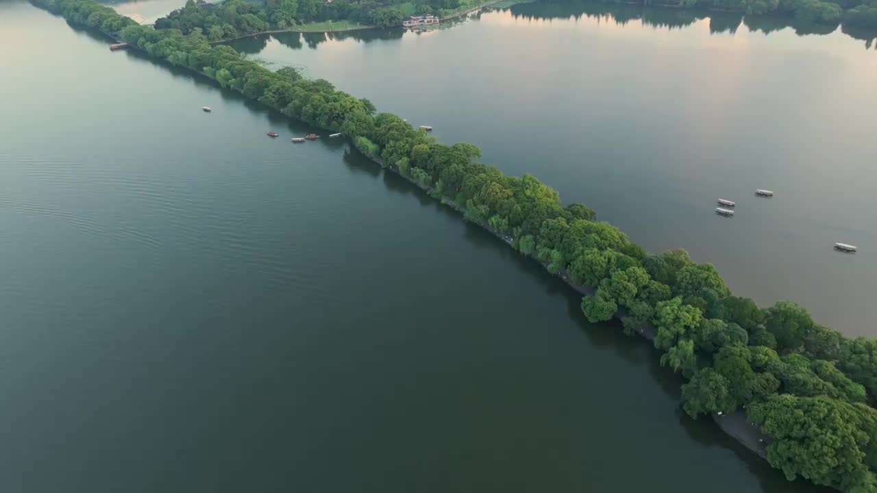 杭州世界文化与自然遗产西子湖畔的湖畔泛舟和高楼林立视频素材